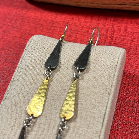 GURHAN PRE-LOVED AUTHENTIC RARE STATION HAND-HAMMERED LINEAR EARRINGS - Picture 6 of 15